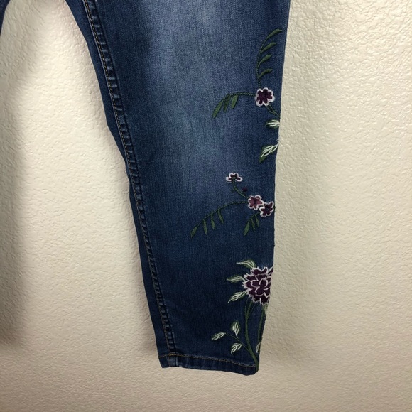 Sand Piper Medium Wash Floral Embroidered Jeans 8P - Picture 4 of 8